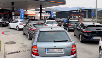 Gužve na pumpi u Sarajevu: Strah od rasta cijena već puni rezervoare