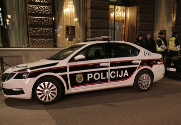 NASTAO KOLAPS U SAOBRAĆAJU Kod Živinica se sudarili autobus i automobil, velika materijalna šteta