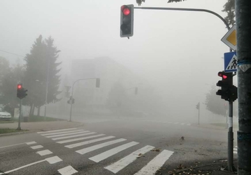 Magla u većini krajeva, kolovozi mokri, povećana opasnost od odrona