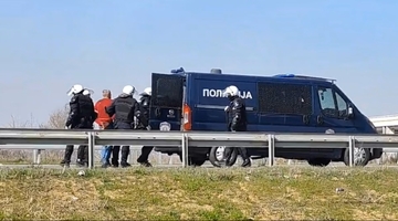 Muškarac traktorom udario policajce, probio zaštitnu ogradu i dao se u bijeg