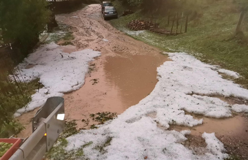 Nevrijeme pogodilo Mrkonjić Grad, led zabijelio ulice