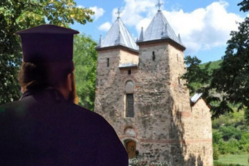 Napadnut sveštenik u dvorištu crkve: Muškarac mu prišao i udario ga pesnicom