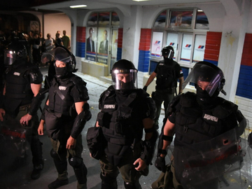 Žandarmerija čuva SNS prostorije koje su građani zasuli jajima (VIDEO)