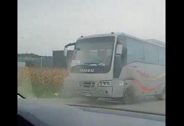 Zapalio se autobus na cesti kod Doboja, obustavljen saobraćaj