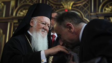 Zašto se svešteniku ljubi ruka