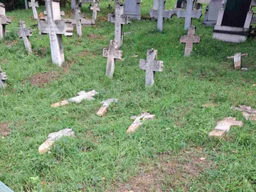 Sačuvano u ratu, uništeno u miru: Na groblju u Zenici porušeno 60 krstova i spomenika