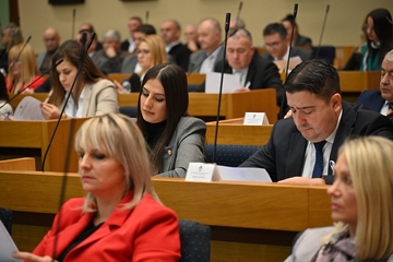 Malo žena za stolovima za kojima se odlučuje