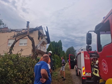 Grom udario u kuću: Izgorjelo potkrovlje, intervenisali vatrogasci (FOTO)