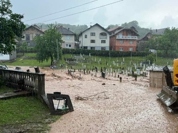 Jako nevrijeme ponovo u Sniježnici, groblje i ceste potpuno poplavljeni (VIDEO)