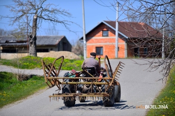 Broj nezgoda povećan za 50 ODSTO: PU Bijeljina kontroliše rotaciona svjetla na traktorima