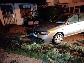 Ulice bile pod vodom, oštećeni automobili: Mostar pogodilo nevrijeme praćeno grmljavinom i snažnim vjetrom (VIDEO/FOTO)