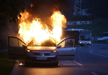 BUKTINJA U RANU ZORU U Banjaluci jutros u potpunosti izgorio automobil