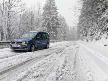 Oprez zbog poledice na kolovozu i ugaženog snijega