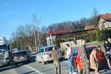 Teška saobraćajka kod Lukavca: Učestvovala tri vozila, ima povrijeđenih