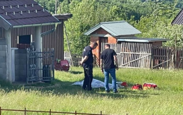 "Ubio je snaju dok joj je sin bio u školi" Potresni prizori ispred kuće u selu kod Novog Pazara 