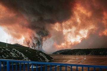 Požari na Hrvatskom primorju: Gore kuće, ljude evakuišu čamcima