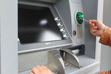 Bijeljina: Na bankomatu mu ostao novac, pa prijavio policiji