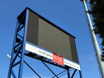 Radnik "šminka" stadion za Premijer ligu BiH - postavljen novi semafor Bijeljini (FOTO)