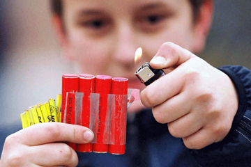 Zabava koja može skupo da košta: Roditelji nabavljaju petarde, a djeca ostaju BEZ PRSTIJU I ŠAKA