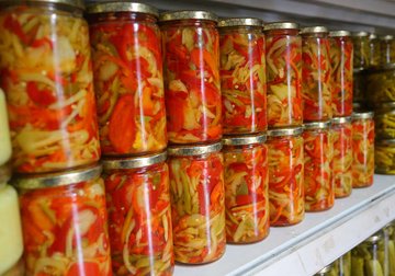 Zaboravite na lonac: Uz ovaj lak trik BRŽE I LAKŠE spremićete zimnicu