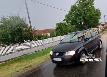Nesvakidašnja nezgoda u Bijeljini: Daska uletjela kroz šajbu u auto