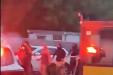 Haos u Sarajevu: Maturante napali huligani sa letvama i bakljama – dvoje povrijeđenih /VIDEO/