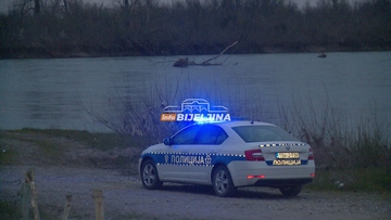 Policija i Hitna na terenu: Golf sletio u Drinu kod Amajlija, neizvjesna sudbina vozača