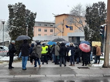 Porodice nestalih i stradalih Srba protestovale ispred Suda i Tužilaštva BiH