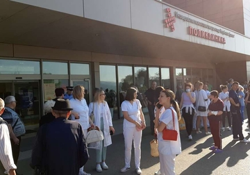 DOJAVA O BOMBI U UKC SRPSKE Policija na terenu, pacijenti uznemireni (FOTO)
