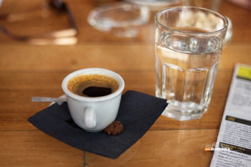 Znate li zašto se u kafićima uz kafu služi i čaša vode? Nije za piće, evo u čemu je trik