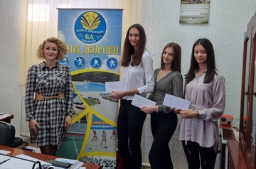 BANJA "DVOROVI" NAGRADILA TRUD I RAD Studentkinjama FPE uručene sezonske ulaznice za bazene