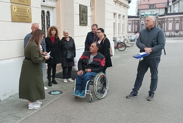 Bijeljini nedostaje pristupnih rampi, “Kolosi” poručili: “Imamo više od 250 osoba u invalidskim kolicima i nećemo se povući”