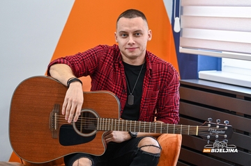 Bijeljinski gitarista Nemanja Tešić svirao sa regionalnim muzičkim zvijezdama: Svoje znanje sada prenosi na druge (FOTO)