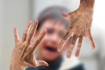 Očuh crijevom za vodu tukao dijete u Visokom