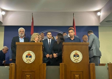 Dodik i SNSD spremni za izbore, u SDS i dalje ne znaju KO PIJE, A KO PLAĆA