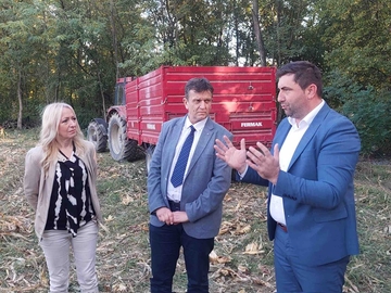 SDS-ov kandidat za predsjednika Srpske stigao u Semberiju, sa Petrovićem posjetio njive (FOTO)