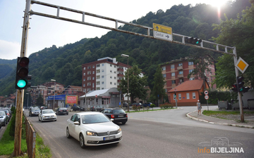 Zvornik: Žena skočila sa šestog sprata, prevezena u UKC Tuzla