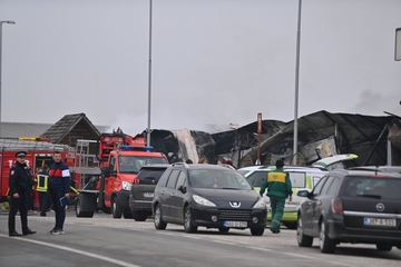 Požar u Bijeljini: Izgorjelo nekoliko proizvodnih hala (FOTO)