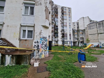 Nakon pisanja InfoBijeljina: Komunalci opasali trakom površinu na koju je sa zgrade padala fasada 