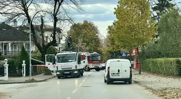 Pauk srušio strujne kablove: Vatrogasci i policija na terenu