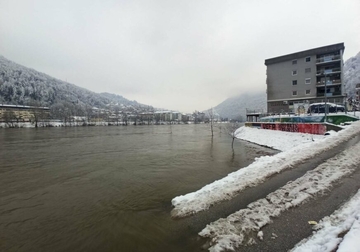 Pojedina mjesta u Zvorniku poslije poplava i dalje BEZ STRUJE I VODE, očekuju se nove padavine