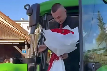 Došao na maturu sa traktorom i buketom ruža (VIDEO)