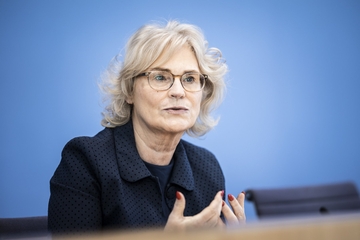 Njemačka ministarka odbrane podnijela ostavku