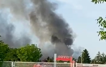Požar u krugu fabrike "Sava", interveniše veliki broj vatrogasaca