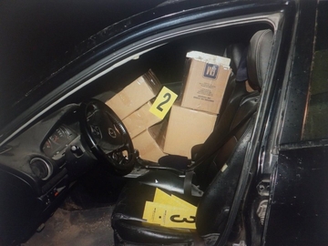 Bijeljina: U napuštenom vozilu pronašli 12.420 kutija cigareta (FOTO)