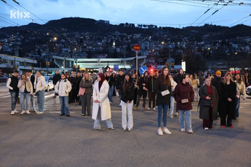 Sarajevo u blokadi zbog tramvajske nesreće: Demonstranti zauzeli centralne raskrsnice, gradom odjekuju skandiranja