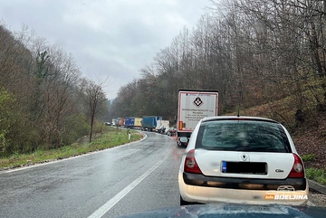 Nezgoda na putu Milići - Vlasenica, otežano odvijanje saobraćaja (FOTO)