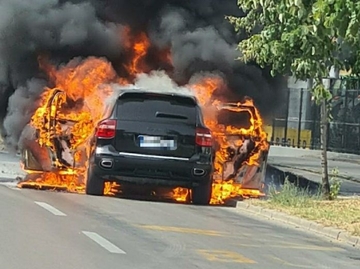 Horor nasred ulice! Skupocjeni “porše” nestao u buktinji