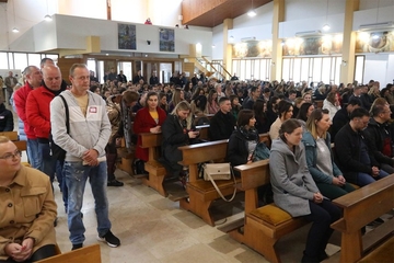 Okupilo se 400 samaca, traže brak