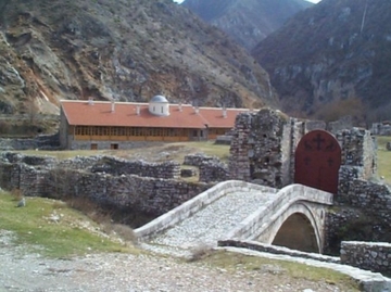 Eparhija raško-prizrenska: Osuđujemo napad; Naoružani maskirani ljudi upali u manastir Banjska (FOTO)
